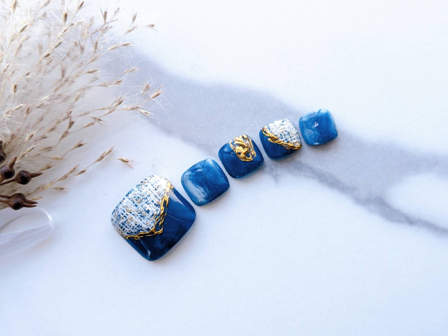冬のフットネイルチップ ブルーマーブル×ツイード×金箔 Y.nail作品