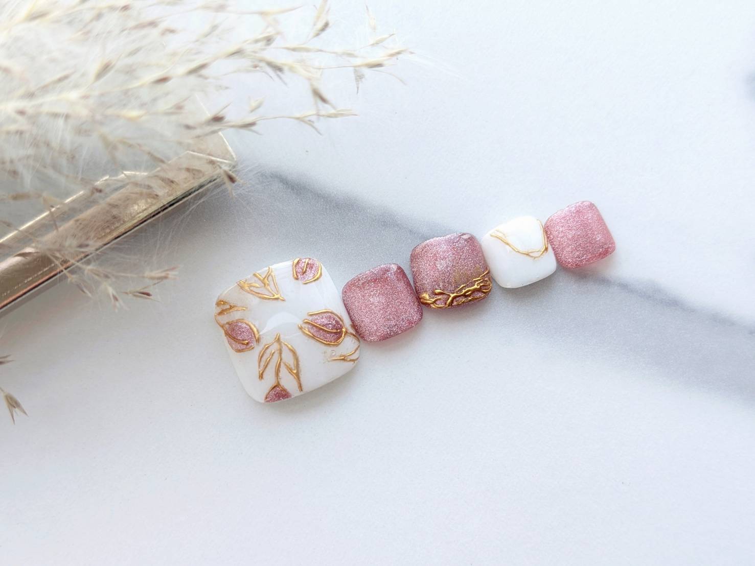 春のフットネイルチップ ホワイト×ピンク 金箔リーフ Y.nail作品