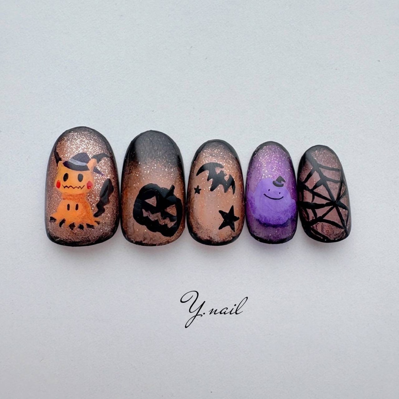 ラメのベースに黒のぼかしを入れたハロウィンのネイルチップ Y.nail