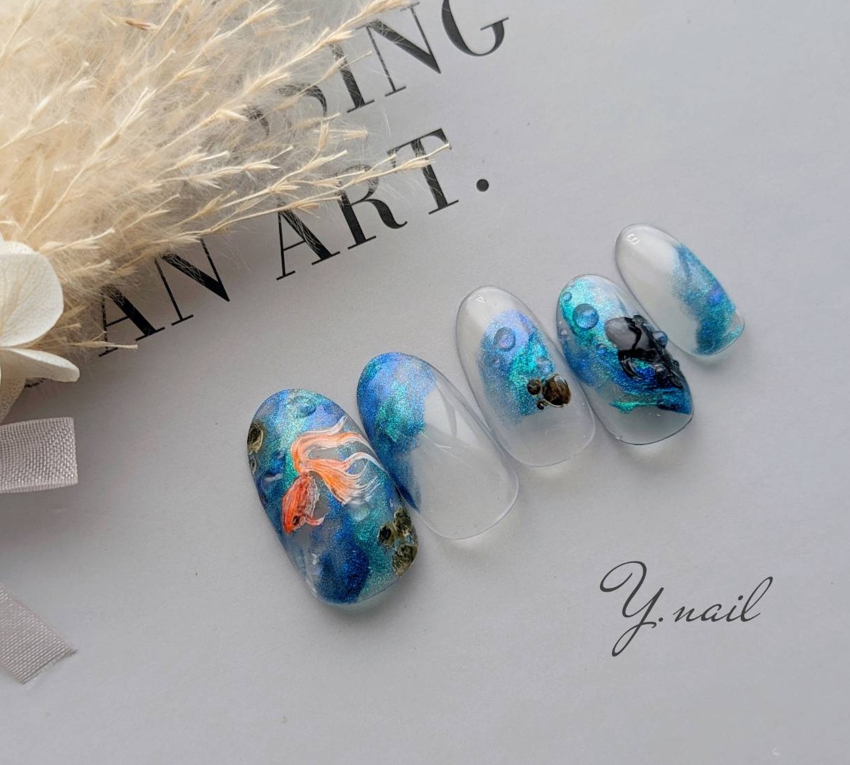 金魚ネイル 深い水中 手描き 涼しげ 夏 Y.nail作品