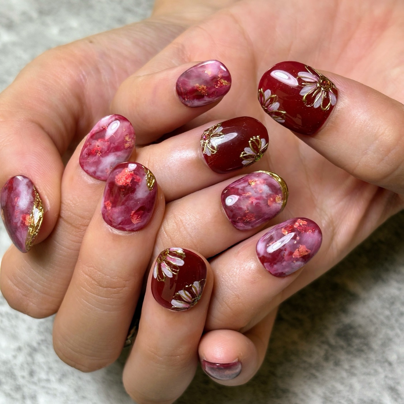 ブライダルネイルチップを実際につけた手元 Y.nail