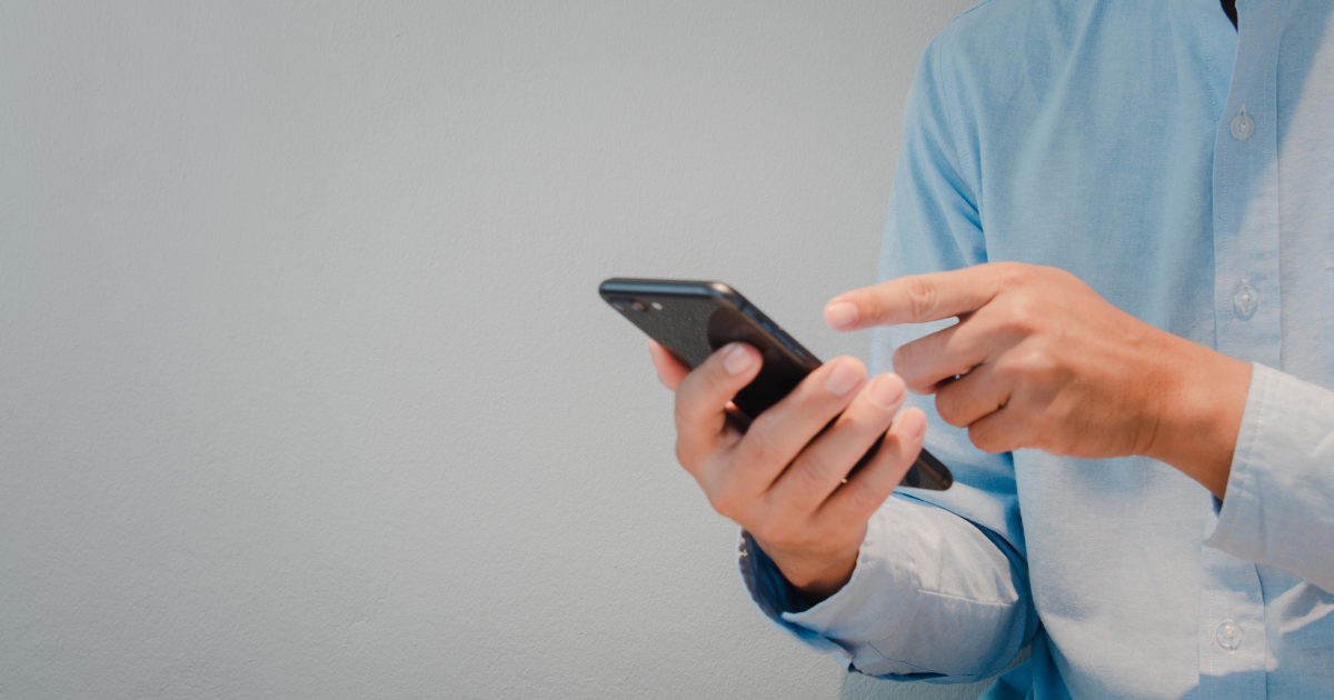 男性のネイルチップ スマホでオーダーの相談をする男性 Y.nail