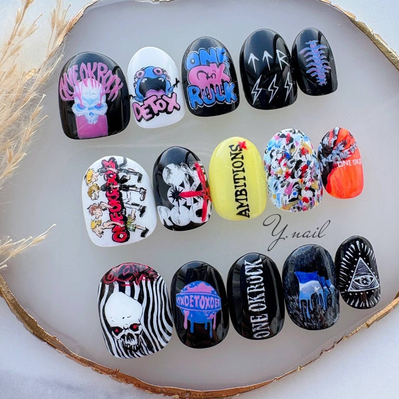 ライブ用の概念ネイルチップ 15本すべて違う手描きデザイン Y.nail