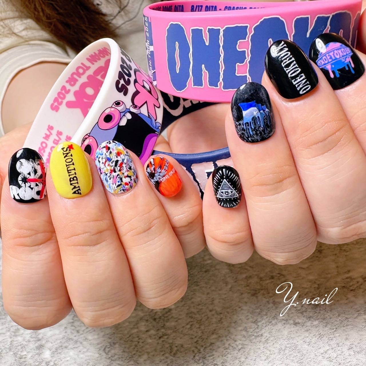 ライブ用ネイルチップの装着イメージ ラバーバンドと合わせて｜Y.nail